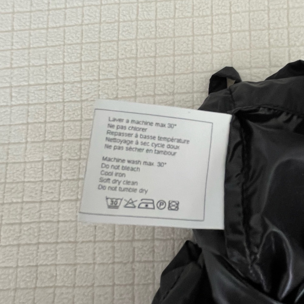 Chanel Nylon Quilted CC Logo Scarf, 2000 Lagerfeld Collection. New never used!! - Picture 8 of 9